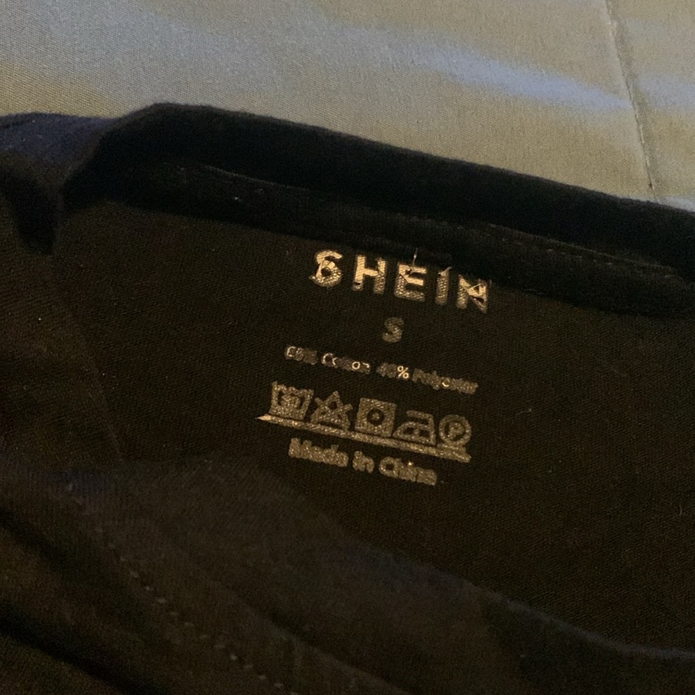 Small SHEIN Graphic Tee Shirt black with skull - Picture 3 of 3